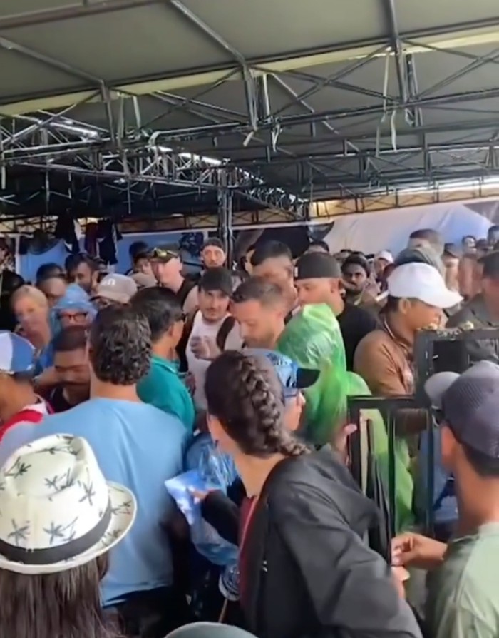 Wisatawan asing membeludak dan terpaksa hujan-hujanan saat hendak membayar retribusi di Pelabuhan Banjar Nyuh, Nusa Penida, Kungkung, Bali, Selasa (14/11/2023). (Tangkapan layar)