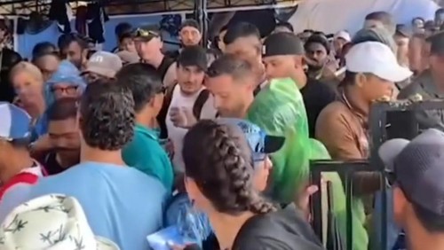 Wisatawan asing membeludak dan terpaksa hujan-hujanan saat hendak membayar retribusi di Pelabuhan Banjar Nyuh, Nusa Penida, Kungkung, Bali, Selasa (14/11/2023). (Tangkapan layar)