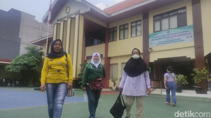 Wiwik Winarti, korban Masriah menghadiri sidang di PN Sidoarjo