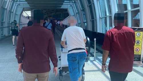 Eks napi narkotika dideportasi petugas Imigrasi Kelas II TPI Singaraja. (Dok. Imigrasi Singaraja)