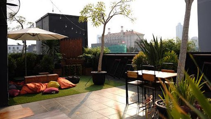 5 Kafe Rooftop di Jakarta Selatan yang Tawarkan Pemandangan Kota Cantik