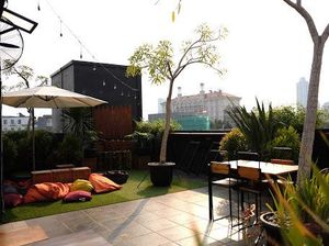 Jadi Taman Hingga Bioskop Mini, Ini Cara Seru Ubah Rooftop Rumah