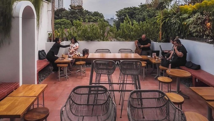 5 Kafe Rooftop di Jakarta Selatan yang Tawarkan Pemandangan Kota Cantik