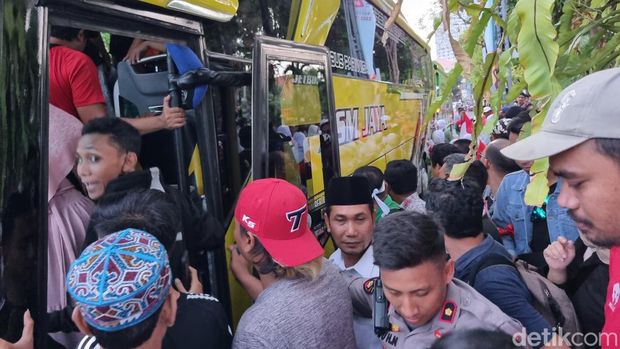 Abtrean suporter Timnas U-17 antre naik bus