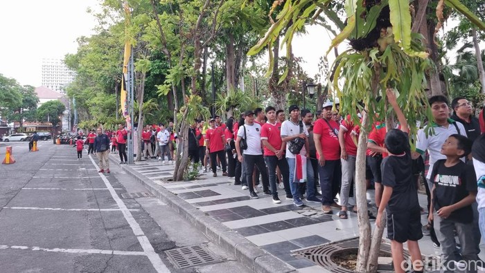 Abtrean suporter Timnas U-17 antre naik bus