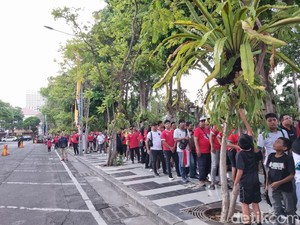 Mengularnya Antrean Suporter Timnas Tunggu Shuttle Bus di Balai Kota Surabaya