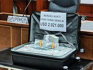 Achsanul Qosasi-Sadikin Rusli Kembalikan Duit USD 2 Juta ke Kejagung