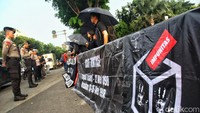 Kriminalisasi keduanya dianggap sebagai pelanggaran terhadap nilai-nila demokrasi dan HAM, yang kian merefleksikan bahwa Indonesia saat ini semakin melencang dari amanat Reformasi.  