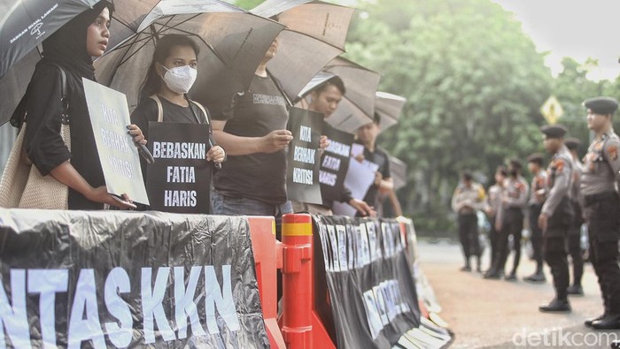 Aksi Kamisan ke-795 Desak Haris dan Fatia Dibebaskan Anggota Jaringan Solidaritas Korban untuk Keadilan (JSKK) melakukan Aksi Kamisan ke-795 di seberang Istana Merdeka, Jakarta, Kamis (16/11/2023).