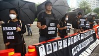 Massa menampilkan foto-foto korban penculikan hingga kasus HAM berat yang belum diusut tuntas hingga kini.