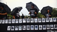 Anggota Jaringan Solidaritas Korban untuk Keadilan (JSKK) melakukan Aksi Kamisan ke-795 di seberang Istana Merdeka, Jakarta, Kamis (16/11/2023).  