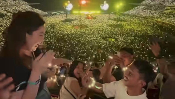Aksi Raza saat melamar kekasihnya di konser Coldplay