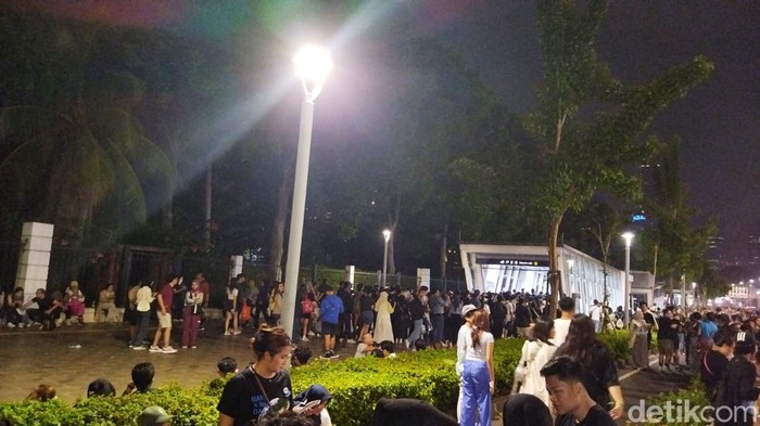 Antrean mengular di Stasiun MRT Istora Mandiri usai konser Coldplay di GBK usai (Kurniawan Fadilah/detikcom)