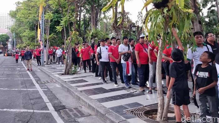 Antrean shutlle Bus Piala Dunia U-17 di Surabaya