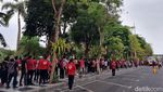 Antrean Suporter di Surabaya Menanti Shuttle Bus ke Stadion GBT