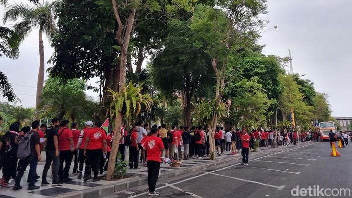 Antrean shutlle Bus Piala Dunia U-17 di Surabaya