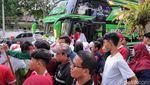 Antrean Suporter di Surabaya Menanti Shuttle Bus ke Stadion GBT