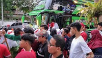 Para suporter Timnas Indonesia mengular sekitar 500 meter di Balai Kota. Mereka menunggu antrean shuttle bus yang akan menuju Stadion GBT melihat pertandingan terakhir Piala Dunia U-17.