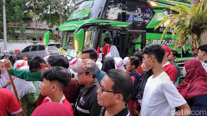 Antrean shutlle Bus Piala Dunia U-17 di Surabaya