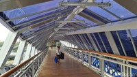 JPO Klender itu berada di Jl I Gusti Ngurah Rai, menempel dengan Stasiun Klender Baru.