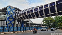 JPO Klender Baru ini memiliki panjang mencapai 33,43 meter, lebar gelagar 3 meter, dengan tinggi 6 meter.