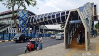 Ini dia penampakan terkini JPO Klender Baru, Jakarta Timur, Kamis (16/11/2023) yang telah selesai dibangun dan sudah bisa digunakan warga.