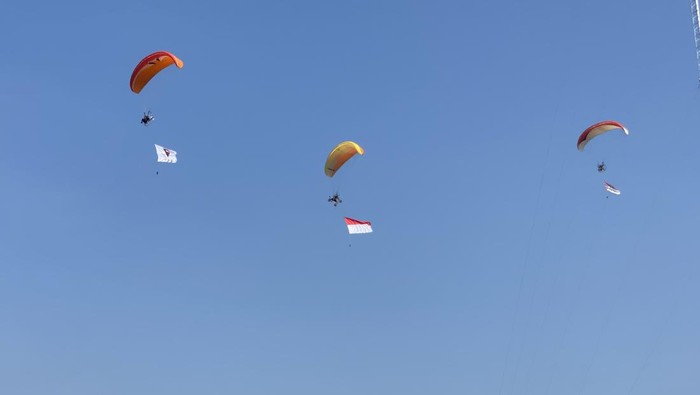 Atraksi paramotoring HUT Brimob Depok (Devi/detikcom)