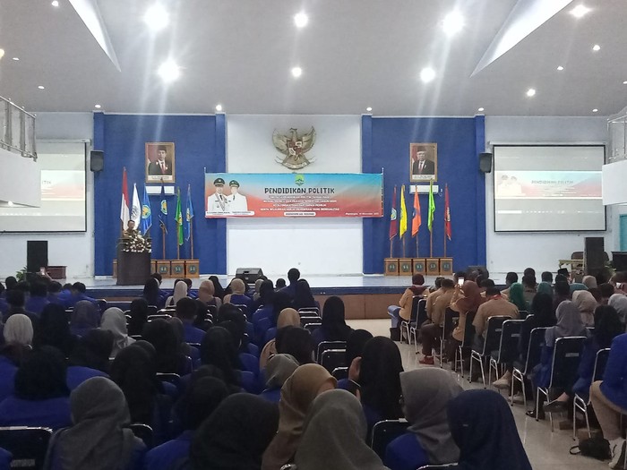 Badan Kesatuan Bangsa dan Politik (Kesbangpol) Kabupaten Majalengka mengadakan Sosialisasi Pendidikan Politik untuk mendukung kesuksesan Pemilu 2024.