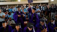 Anggota kelas kelulusan Program Pendidikan Penjara Northwestern bersorak sebelum menerima gelar sarjana dari Universitas Northwestern selama upacara wisuda di Pusat Pemasyarakatan Stateville di Crest Hill, Illinois, Amerika Serikat, Rabu (15/11/2023).  