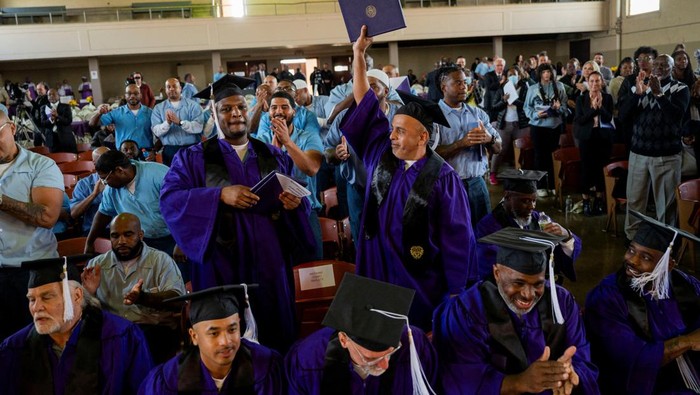 Bahagianya Narapidana di AS Dapat Gelar Sarjana Prisoners cheer after they receive their bachelor's degrees from Northwestern University during a graduation ceremony for students who went through the inaugural class of the Northwestern Prison Education Program at Stateville Correctional Center in Crest Hill, Illinois, U.S., November 15, 2023. REUTERS/Vincent Alban