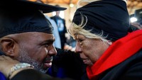 Wisuda para narapidana ini dihadiri anggota keluarga. Momen haru terlihat saat keluarga mereka melihat para napi diberikan gelar sarjana.  
