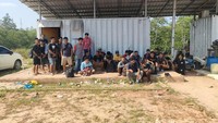 Tepat hari ini, Kamis (16/11) seluruh 30 CPMI yang diamankan KN Marore-322 telah diserahterimakan ke Pos Pelayanan Pelindungan Pekerja Migran Indonesia (P4MI) Kota Batam yang diwakili Darman M. Sagala, S.I.P., dan disaksikan oleh Bapak Mustaqim Ode Musnal, S.Sos., M.Si., selaku Kepala BP3MI Provinsi Kepulauan Riau guna proses hukum selanjutnya. 