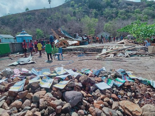 Bangunan rubuh, buku-buku sekolah dijemur di batu-batu samping sekolah di SMPS Berdikari di Desa Bobokerong, Kecamatan Nagawutung, Lembata, Nusa Tenggara Timur (NTT). (IST)