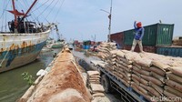 Air laut pasang (rob) masih mengancam kawasan pelabuhan karena posisinya lebih rendah daripada air laut.