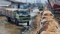 Tampak tanggul beton dan karung tanah dibuat untuk menghalau potensi rob.