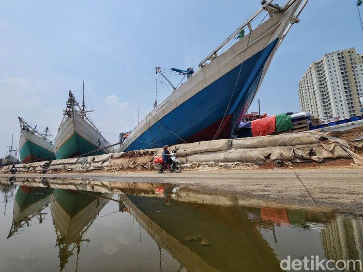 Banjir Rob Masih Mengintai Pelabuhan Sunda Kelapa