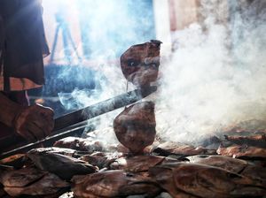 Nggak Boleh Asal, Begini Cara Mengasap Ikan Biar Meresap Sedapnya