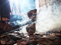 Nggak Boleh Asal, Begini Cara Mengasap Ikan Biar Meresap Sedapnya