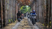 Meski rusak, jembatan itu masih digunakan warga untuk menyerangi sungai Bengawan Solo dari Kabupaten Tuban ke Kabupaten Lamongan.   