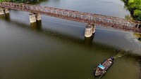Jembatan bekas rel kereta api itu merupakan peninggalan Belanda.