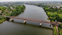 Jembatan yang telah mengalami kerusakan ini menghubungkan Kabupaten Tuban-Kabupaten Lamongan.  