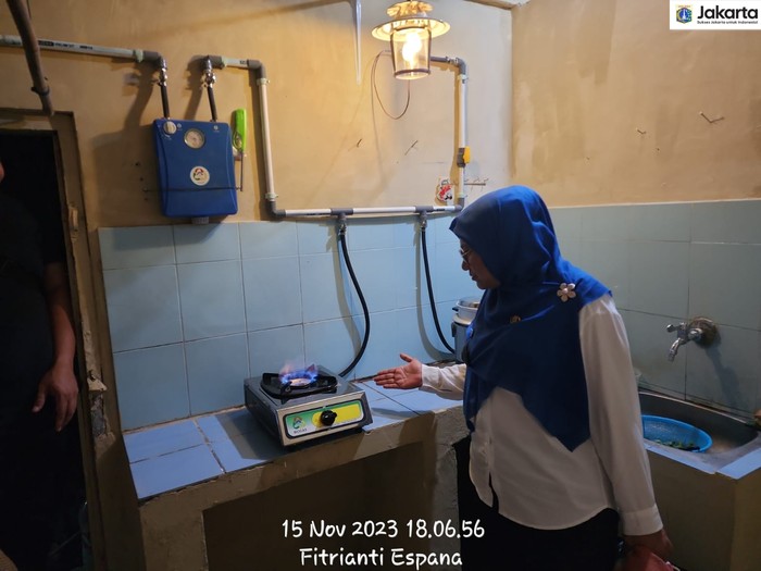 Biogas di peternakan sapi Cikoko Pancoran sudah mampu menyalakan kompor dan lampu. (Dokumentasi Pemkot Jaksel)
