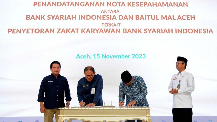 Direktur Utama BSI Hery Gunardi (kiri pertama) saat menyaksikan penandatanganan nota kesepahaman antara BSI Maslahat dengan Baitul Mal Aceh oleh Direktur Eksekutif BSI Maslahat Sukoriyanto Saputro (kiri kedua) dengan Ketua Badan Baitul Mal Aceh Mohammad Haikal (kanan kedua) yang disaksikan juga oleh Asisten 3 Provinsi Aceh Iskandar (kanan pertama), di acara Topping Off Green Building BSI Aceh, Banda Aceh (15/11).