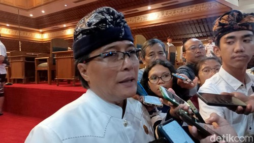 Bupati Badung I Nyoman Giri Prasta seusai menghadiri paripurna perayaan hari jadi Kota Mangupura ke-14 di DPRD Badung, Rabu (16/11/2023). (Foto: Agus Eka/detikBali)