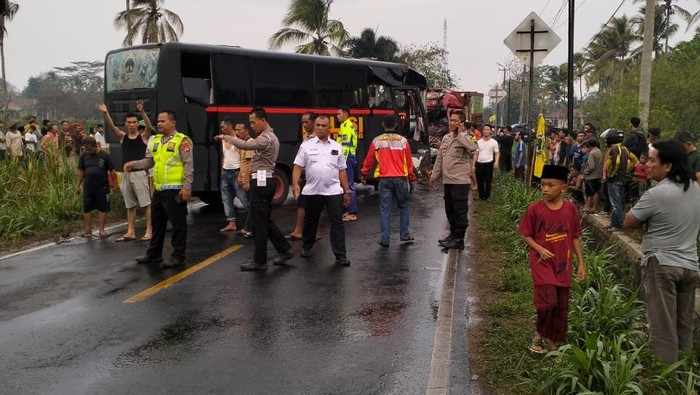 Bus Brimob Polda Lampung adu kambing dengan truk LPG
