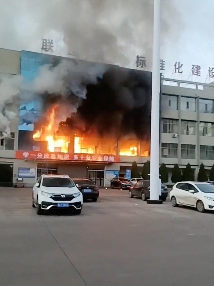 CHINA-DISASTER/FIRE Fire burns at the Yongju Coal Industry Joint Building, in Luliang City, Shanxi province, China, in this screengrab obtained from a social media video released on November 16, 2023. Video obtained by Reuters/via REUTERS THIS IMAGE HAS BEEN SUPPLIED BY A THIRD PARTY. NO RESALES. NO ARCHIVES.
