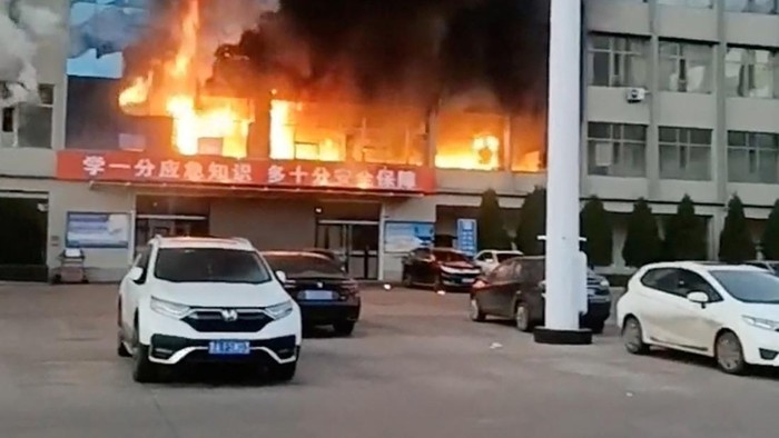 CHINA-DISASTER/FIRE Fire burns at the Yongju Coal Industry Joint Building, in Luliang City, Shanxi province, China, in this screengrab obtained from a social media video released on November 16, 2023. Video obtained by Reuters/via REUTERS THIS IMAGE HAS BEEN SUPPLIED BY A THIRD PARTY. NO RESALES. NO ARCHIVES.