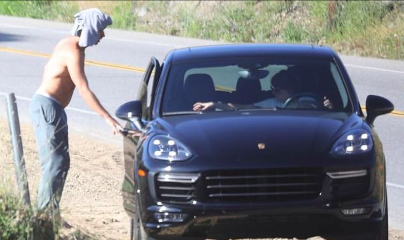 Chris Martin tunggangi Porsche Cayenne.