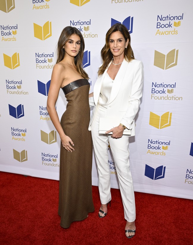 Namun untuk urusan busana, duo model ibu-anak ini memilih gaya yang berbeda. Baik itu dari potongan busana hingga pemilihan warna. (Foto: Evan Agostini/Invision/AP)