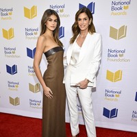 Namun untuk urusan busana, duo model ibu-anak ini memilih gaya yang berbeda. Baik itu dari potongan busana hingga pemilihan warna. (Foto: Evan Agostini/Invision/AP)